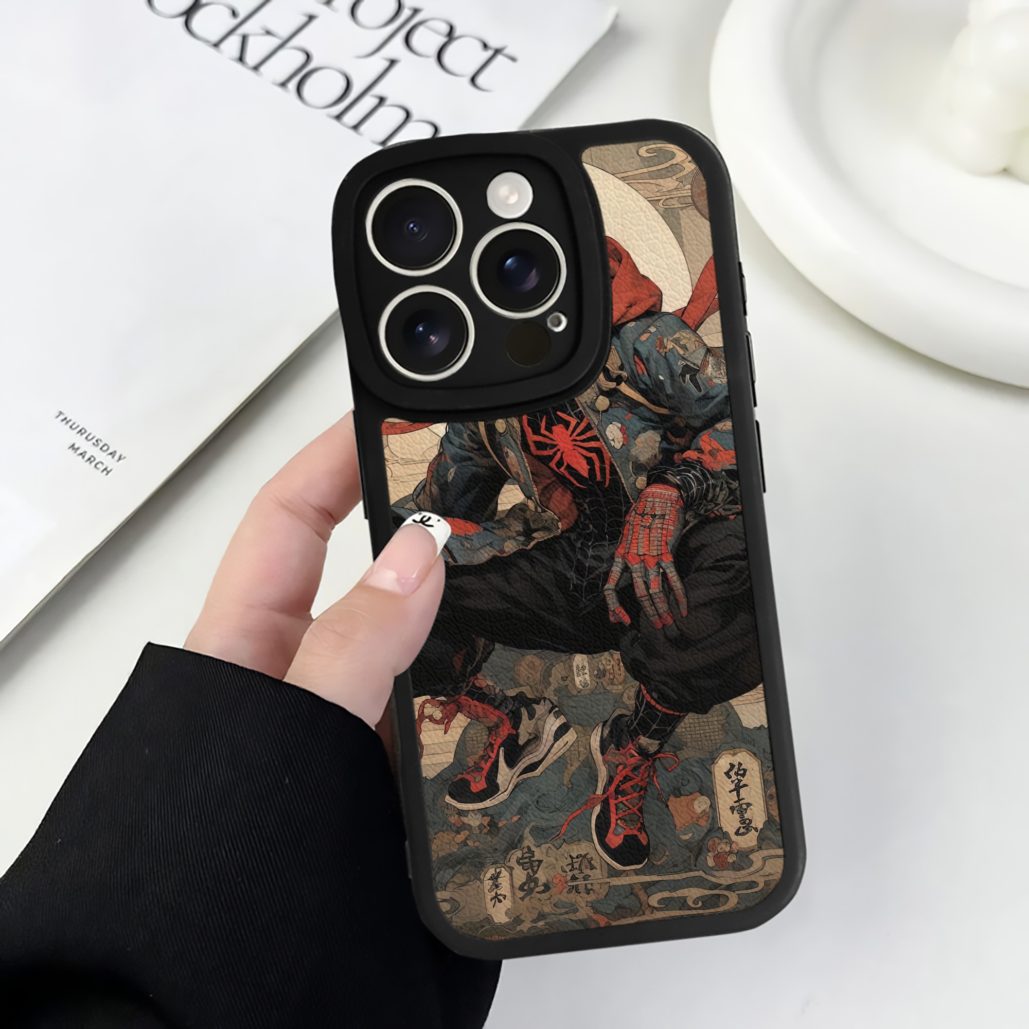 Spider Man スパイダーマン 【iPhone 16シリーズ対応】シリコンスマホケース（レザー調） 材質：シリコン